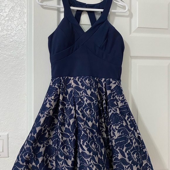 Teen dresses. Sizes medium. Perfect conditions. - Picture 2 of 6